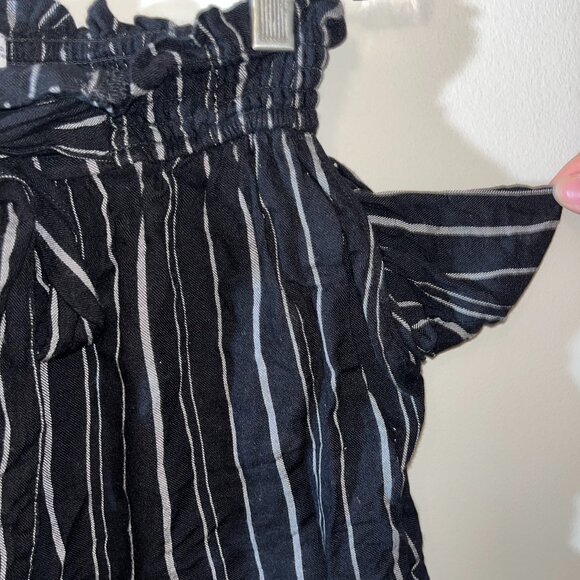 Hollister Women's Pin Stripe Loose Fitting Shorts with Pockets | Size XS - Picture 5 of 6